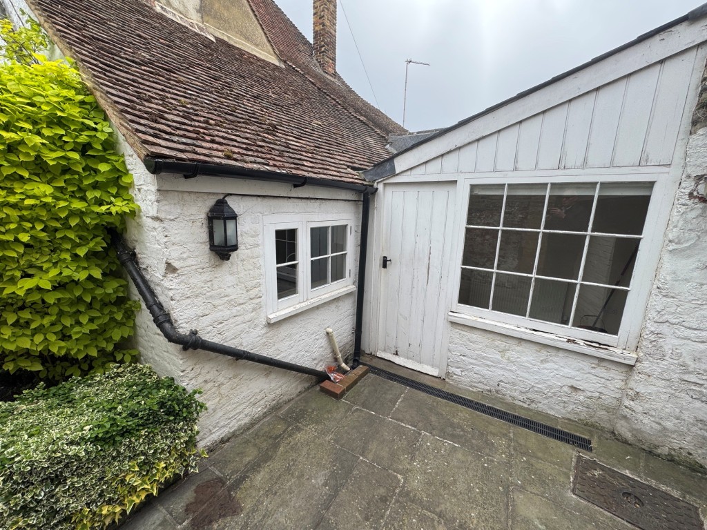 Lot: 85 - DOUBLE FRONTED SHOP AND MAISONETTE IN POPULAR CINQUE PORT TOWN - Residential - Entrance to maisonette